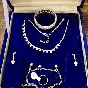 Elegant Silver Jewelry Set with Crystals